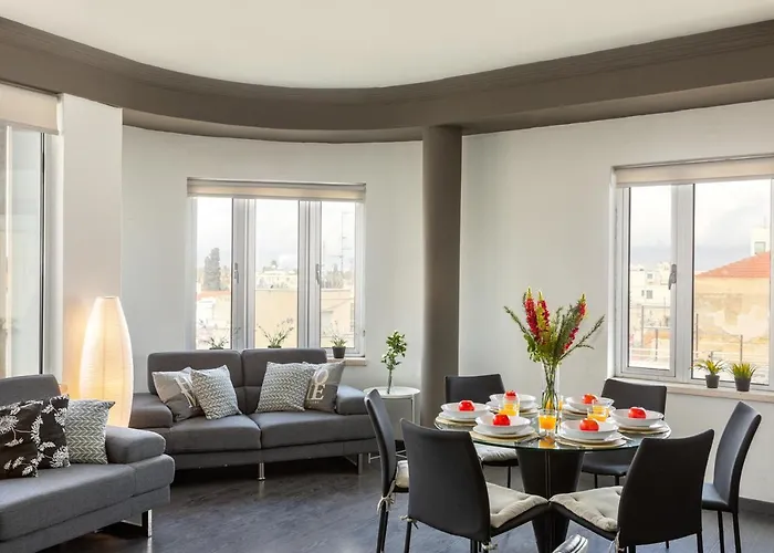 Ledra Star Central דירה